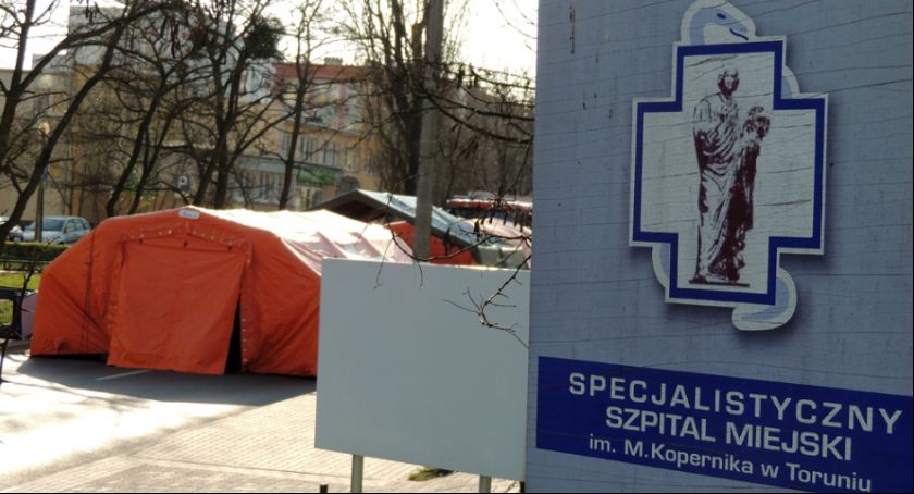 Koronawirus. Przed Szpitalem Miejskim w Toruniu pojawiły się namioty [FOTO]