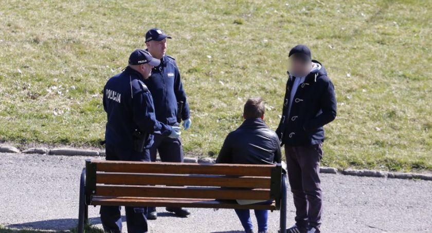 Koronawirus. Czy policja w Toruniu wlepia mandaty za złamanie obostrzeń?