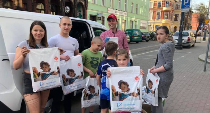 Dzieci z toruńskich domów dziecka dostały prezenty od pizzerii Rustico