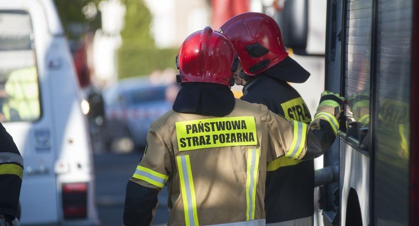 Duży pożar pod Toruniem. 14 jednostek straży i samolot gaśniczy walczą z ogniem