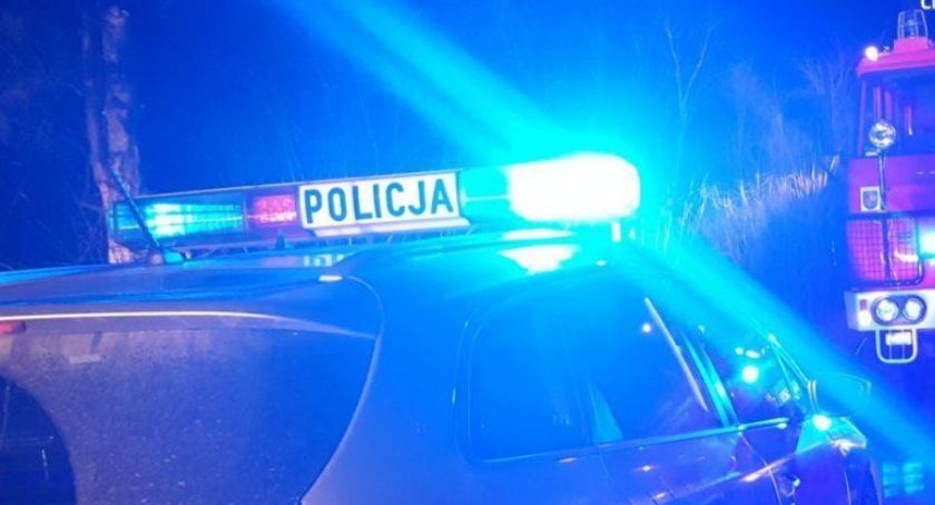 Samochód uderzył w drzewo. Zginęło dwoje mieszkańców Torunia