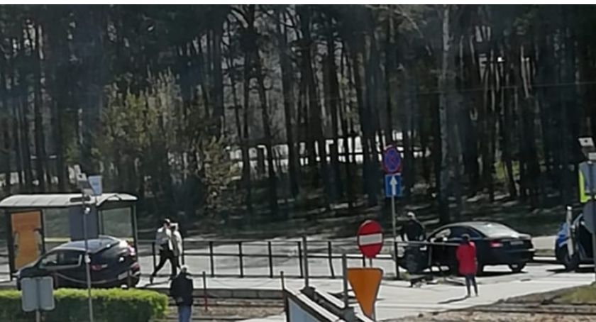 Samochód osobowy wjechał na przystanek MZK w Toruniu