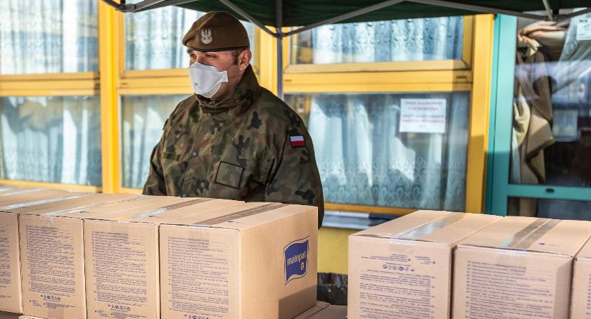Koronawirus. Do samorządów trafia ósma transza maseczek od TZMO