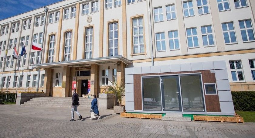 Mobilny punkt podawczy stanął przed Urzędem Marszałkowskim