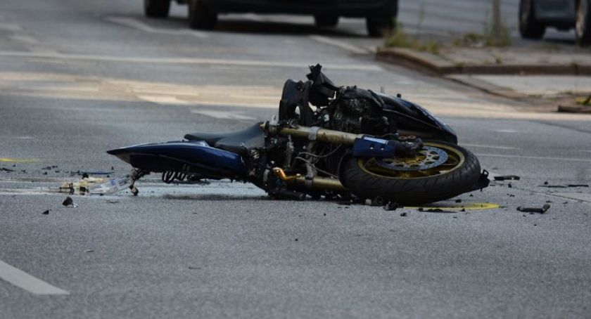 Kierowca zostawił rannego motocyklistę. Szuka go toruńska policja