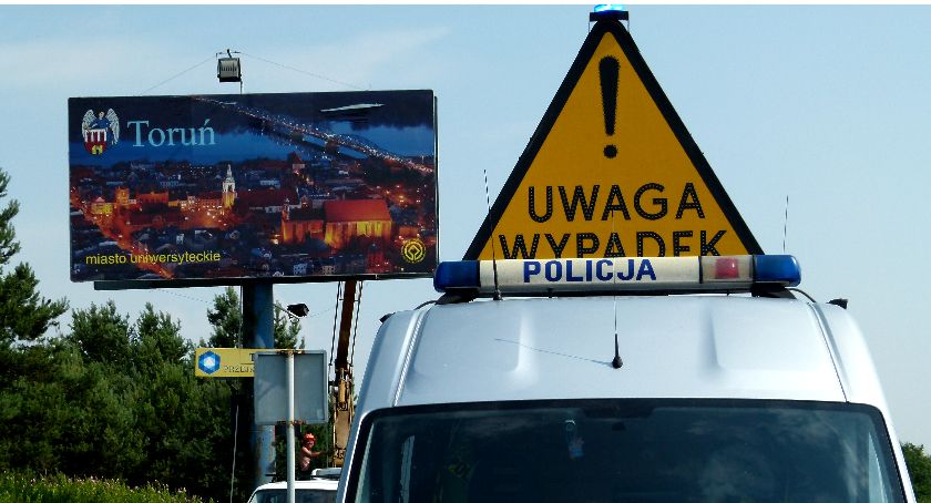 Groźny wypadek w Toruniu. 83-latka w poważnym stanie trafiła do szpitala