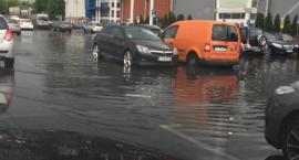Pogodowy armagedon w Toruniu. Woda zalała ulice i parking podziemny centrum handlowego