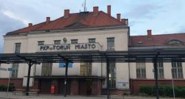 Skandaliczne warunki dla pasażerów. Dworzec w Toruniu w opłakanym stanie [FOTO]