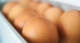 Torunianie ostrzegają przed sprzedawczynią jajek. Kobieta odpowiada
