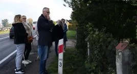 Mieszkańcy miejscowości pod Toruniem czekają na chodnik. Boją się o życie