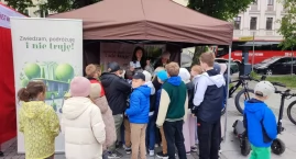 Zdjęcie przedstawia: „Zwiedzam, podróżuję i nie truję” – ekologiczna inicjatywa Fundacji Twierdza Chełmno na wydarzeniach kulturalnych regionu