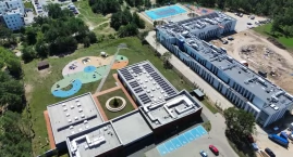 Zdjęcie przedstawia: W Toruniu powstała szkoła w kształcie litery L. Jest gotowa na pierwszy dzwonek