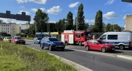 Dramat w Toruniu. Starsza kobieta wpadła pomiędzy wa…