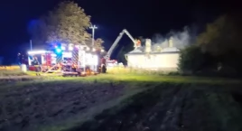Pożar domku jednorodzinnego pod Toruniem. Ogień poja…
