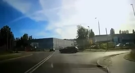 Wypadek na skrzyżowaniu w centrum Torunia. Nagranie …