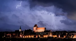 Do Torunia nadchodzą burze i silne opady. IMGW wskaz&hellip;