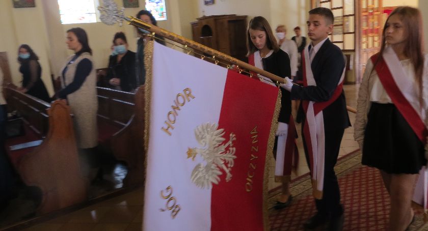 Szkoła w Klonowie ma imię i sztandar