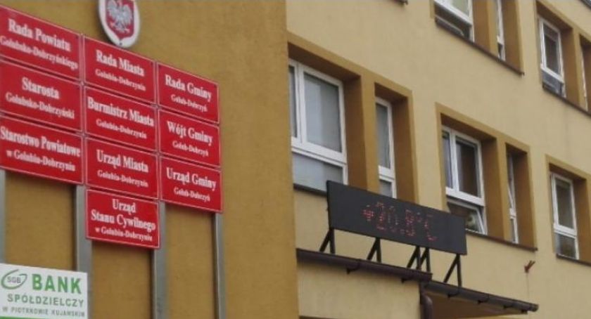 Wirus w mieście, urzędnicy na wakacjach
