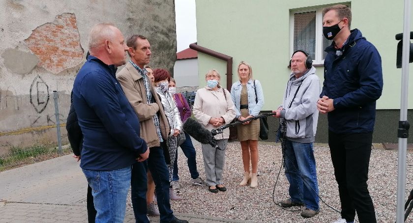 Ostatni opuścił kamienicę przy ul. Charszewskiego