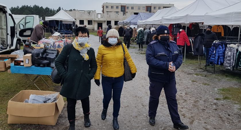 Policja i sanepid na targowisku