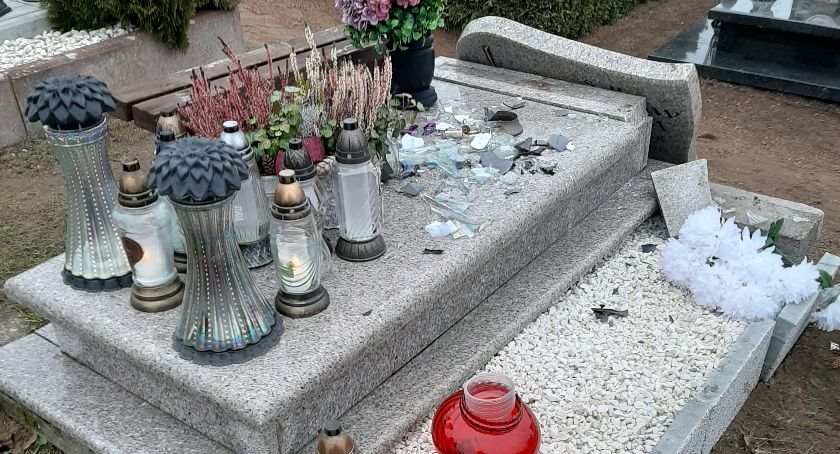 Dewastacja na cmentarzu w Chełmoniu
