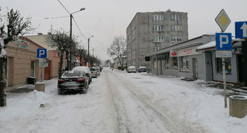 Zima nie odpuszcza i powoduje drogowy paraliż