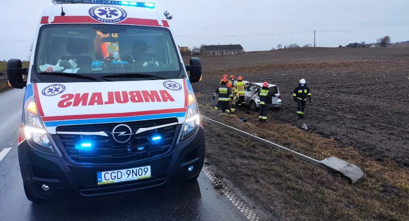Wypadł z drogi i dachował
