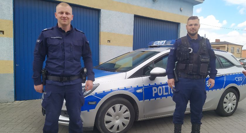 Policjanci uratowali życie dwulatka