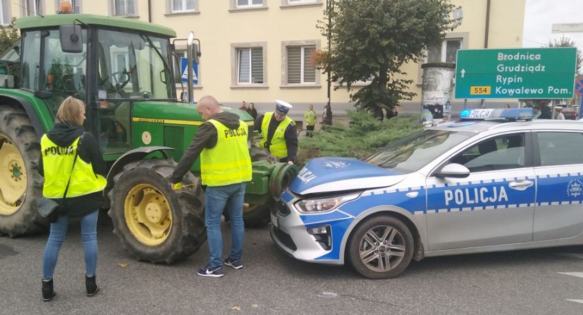 Policjant wjechał w ciągnik rolniczy. Dostał mandat [zdjęcia]