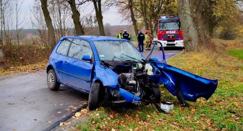 Uderzyła w drzewo, trzy osoby w szpitalu