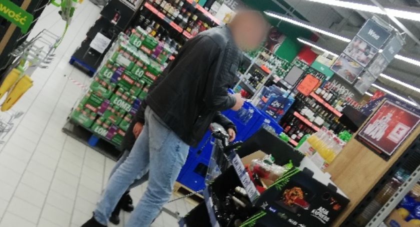 Policjant przyłapany bez maseczki