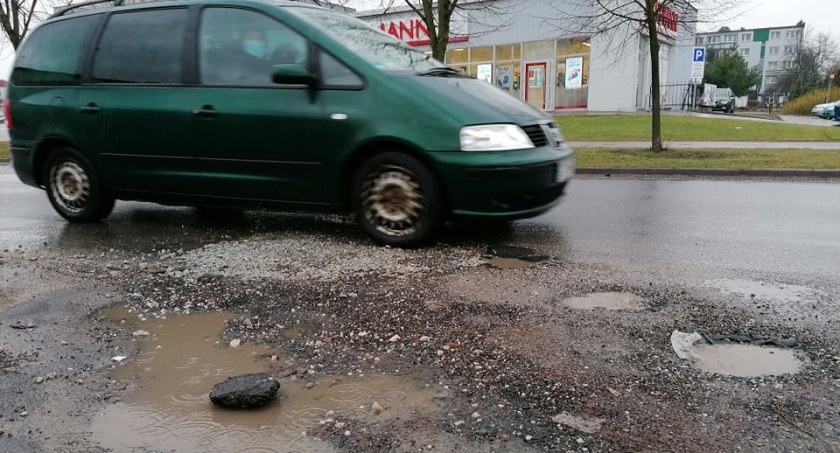 Co raz więcej dziur w drogach