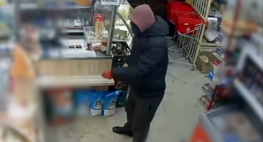 Nożownik, który okradł sklep, wciąż poszukiwany