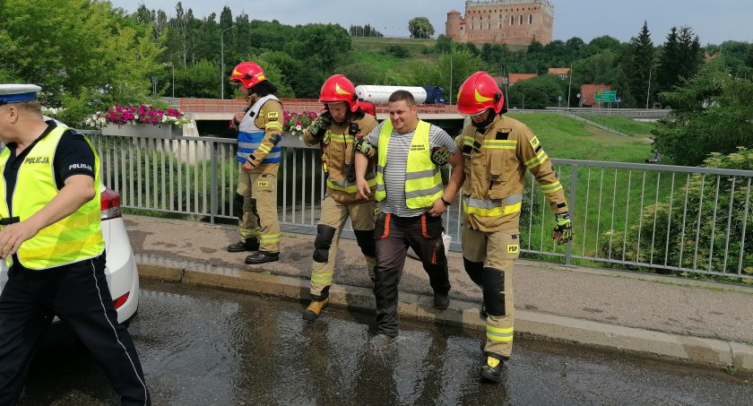 Wypadek na moście, wiele służb w akcji