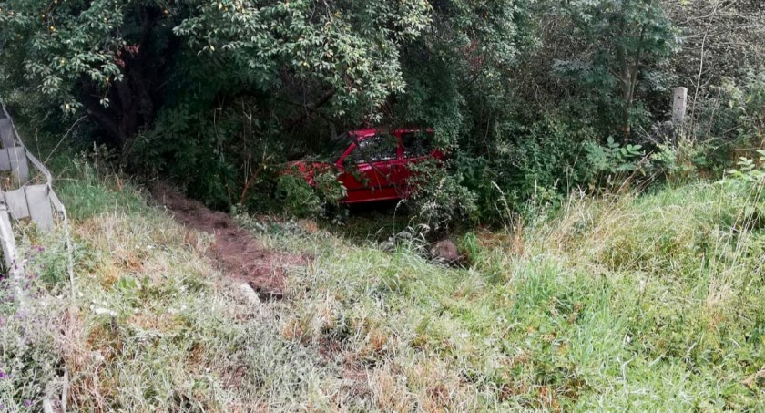 Wypadł z drogi i dachował w Bocheńcu