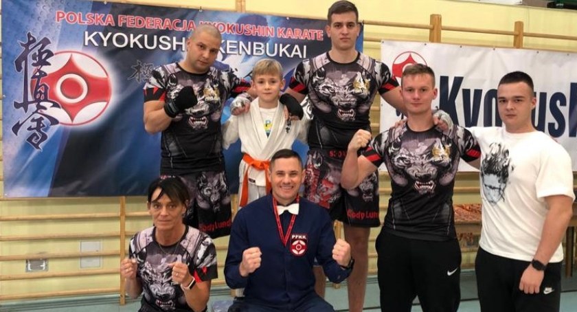 Mistrzowie karate z medalami