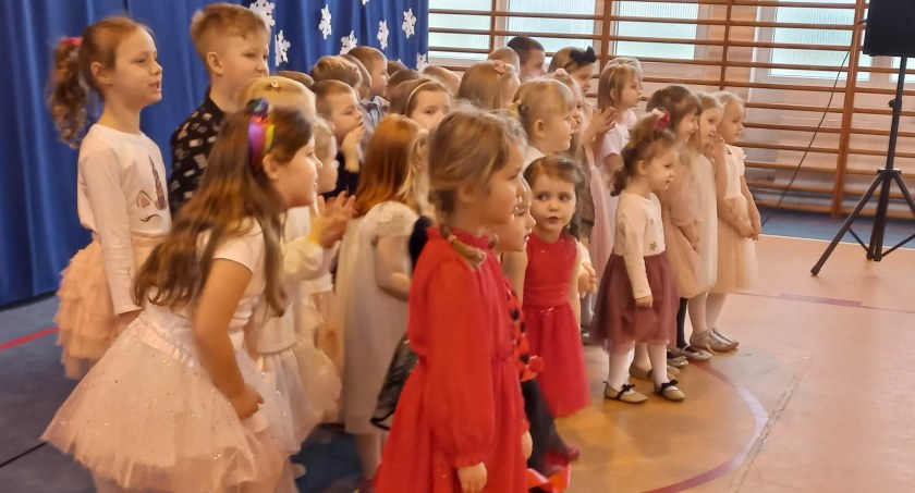 Przedszkolaki na cześć babć i dziadków