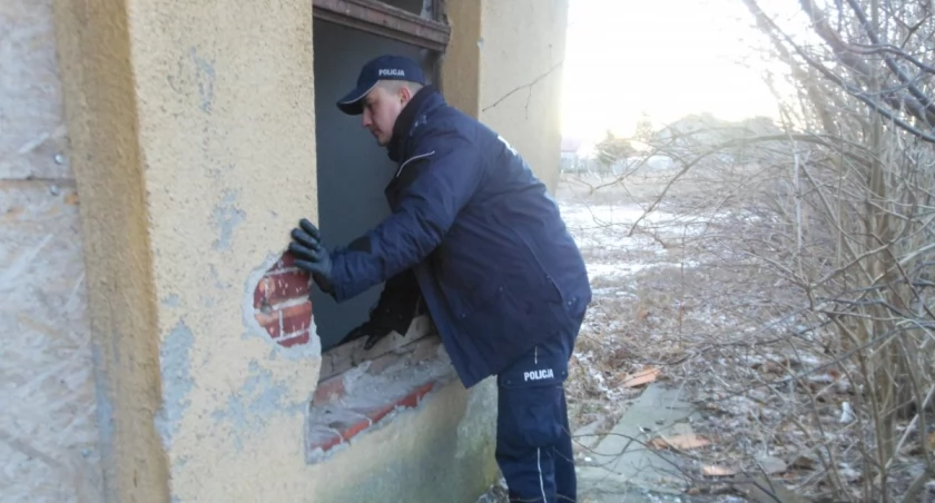 Sprawdzają pustostany i piwnice