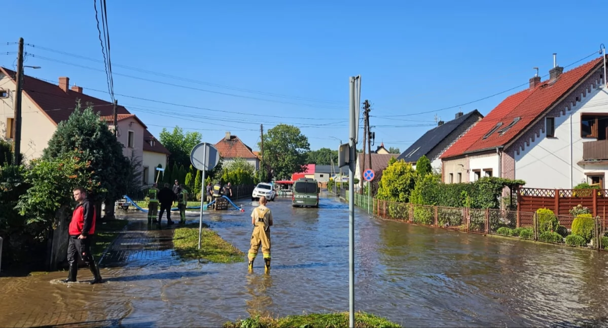Wszyscy pomagają powodzianom [zdjęcia]