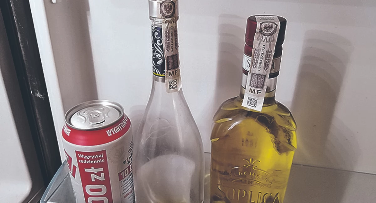 Skradzioną wódkę schował w kieszeniach. Wpadł, bo...