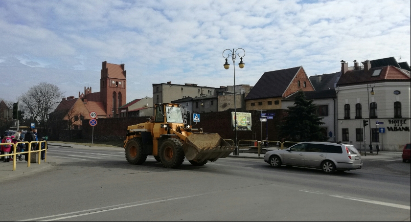 Światła świecą, kierowcy stoją 
