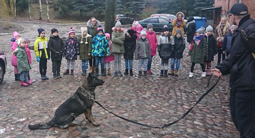 Zajęcia z psem policyjnym
