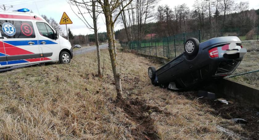 Wypadł z drogi i dachował 