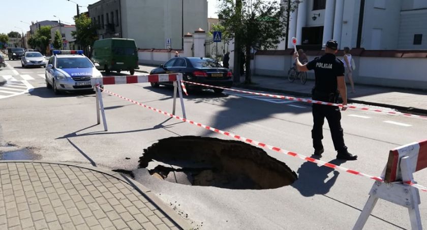 Uwaga! Zapadła się jezdnia na Placu Tysiąclecia