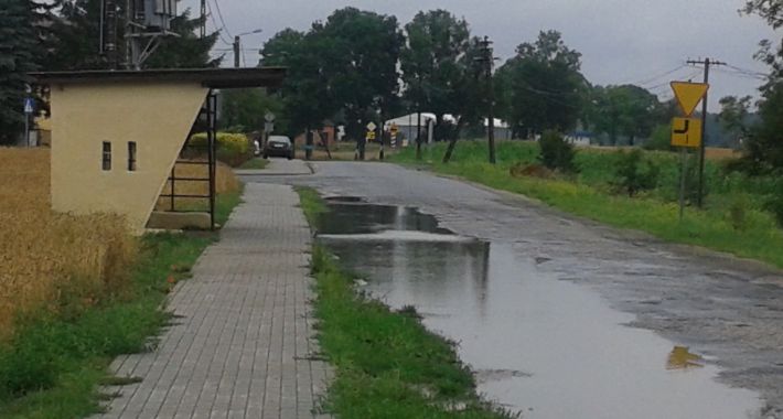 Po burzy - jezioro na drodze 