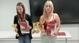 Szachiści trenują i rywalizują