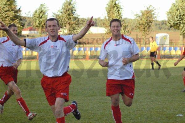 * Błękitni po kolejnym zwycięstwie wracają do gry * Orlęta i Gladiator przegrane na wyjazdach
