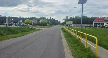 Ruchliwa droga i piesi z zakupami