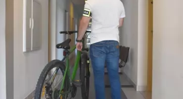 35-latek ukradł rower sprzed szkoły. Tłumaczył policjantom, że bolały go kostki