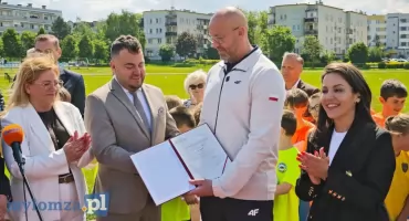 „Orzeł” wylądował w Łomży! Miliony z ministerstwa na budowę boiska przy SP9 [VIDEO i FOTO]